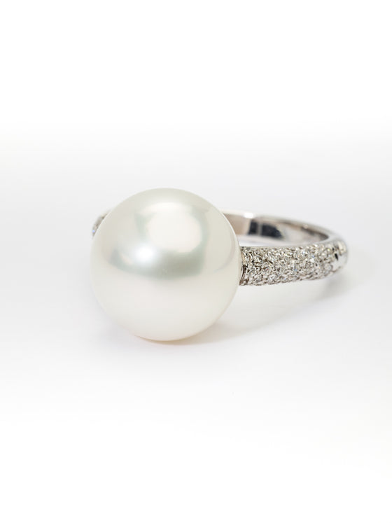 White gold ring, diamonds and a white South Sea cultured pearl