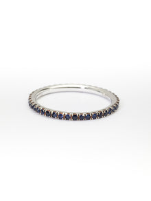  White gold ring and blue sapphires