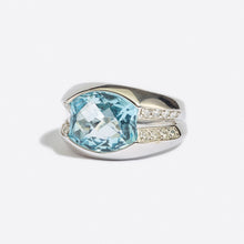  White gold blue topaz-set ring