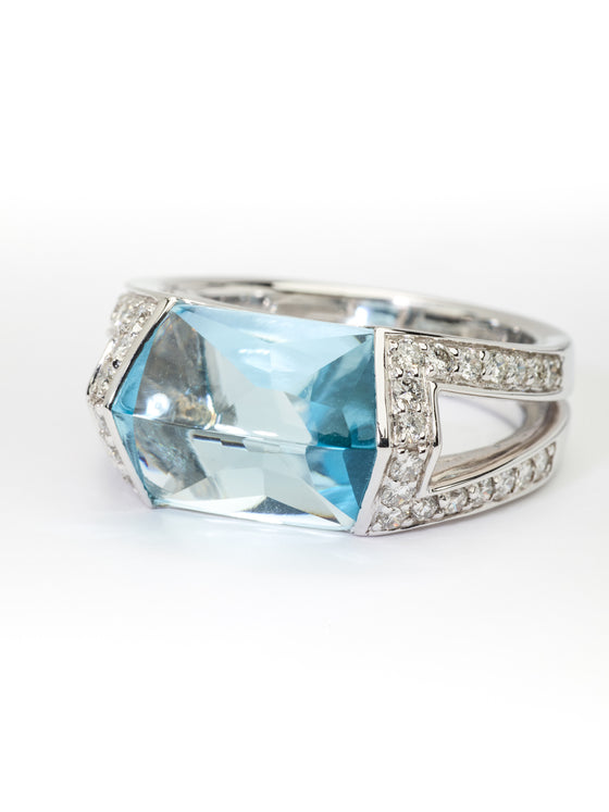 White gold ring, blue topaz and diamonds