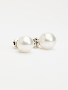  White gold earrings and white cultured pearls