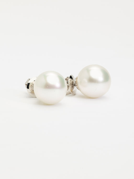 White gold earrings and white cultured pearls