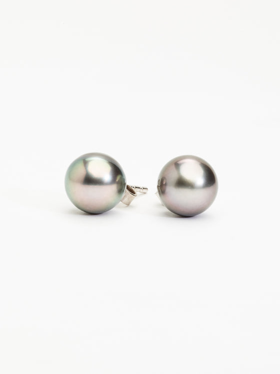 White gold earrings and Tahitian pearls