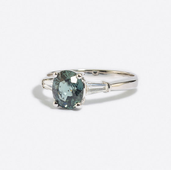 White gold  green sapphire-set ring