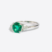  White gold emerald-set ring