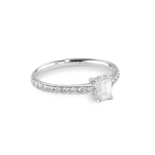  White gold diamond solitaire ring