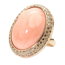  Bague pour femme en or rose avec un solitaire en corail taille cabochon entourée de diamants champagne. Bague Michaud 1034984