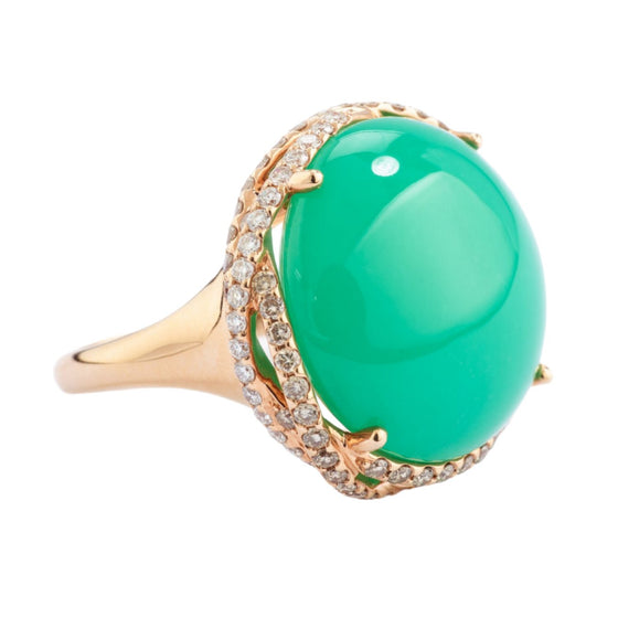 Bague pour femme en or rose avec un solitaire en chrysoprase taille cabochon entouré de diamants blancs et bruns. Bague Michaud 1037745