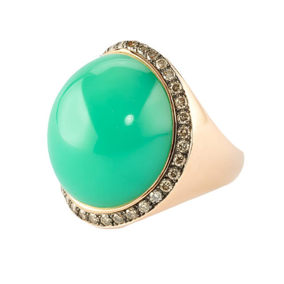 Bague pour femme en or rose avec un solitaire en chrysoprase taille cabochon entouré de diamants bruns. Bague Michaud 1040368
