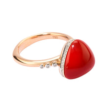  Bague pour femme en or rose avec un solitaire en corail rouge, entouré de diamants blancs. Bague Michaud 1041999