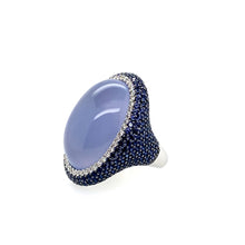  Bague pour femme en or blanc pavée de diamants blancs et de saphirs bleus avec un solitaire en calcédoine bleue taille cabochon. Bague Michaud 149334