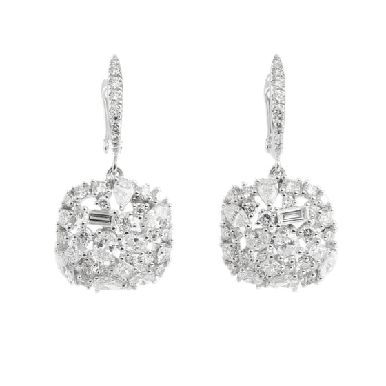 Boucles d'oreilles pendantes pour femme en or blanc pavées de diamants blancs. Boucles d'Oreilles Michaud 143778